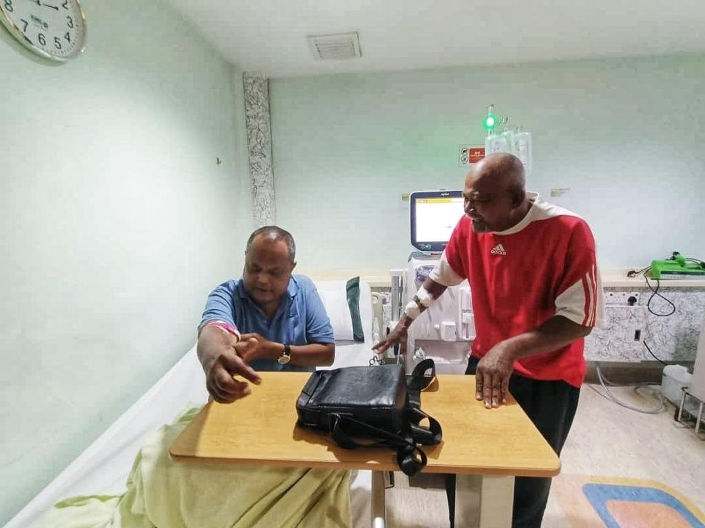 Md. Esa (kiri) berbual bersama seorang lagi pesakit yang menerima rawatan dialisis di KMC, Ku Zakri Ku Jusoh selepas menerima rawatan baru-baru ini. - gambar Rafisqi Radhi